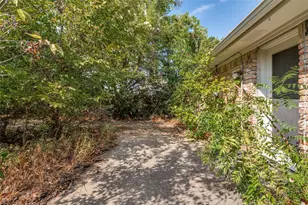 1901 Wedgewood Dr, Grand Prairie, TX 75050 - Photo 23