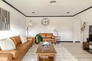 916 Acorn St, Bedford, TX 76022 - Photo 3