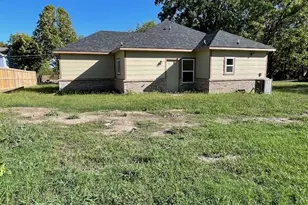 1915 Morse St, Greenville, TX 75401 - Photo 3