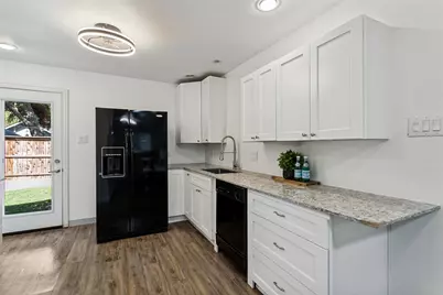 403 E Franklin Street, Grapevine, TX 76051 - Photo 7