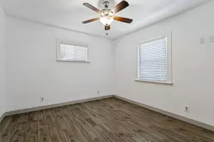 403 E Franklin St, Grapevine, TX 76051 - Photo 15