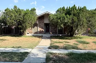 826 Pinoak Dr, Grand Prairie, TX 75052 - Photo 1