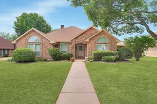 1304 Carriage Creek Dr, DeSoto, TX 75115 - Photo 1