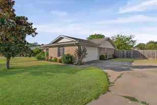 213 Travis Ln, Hewitt, TX 76643 - Photo 3