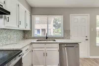 105 Wildwood Court, Grapevine, TX 76051 - Photo 11
