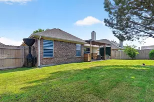 1347 Lake Forest Dr, Grand Prairie, TX 75052 - Photo 23