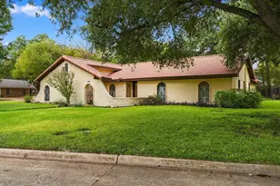2201 Scarlet Ln, Grand Prairie, TX 75050 - Photo 5