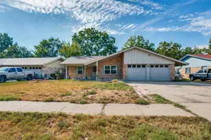 213 W Dorris Dr, Grand Prairie, TX 75051 - Photo 1
