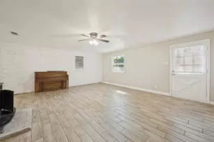 213 W Dorris Dr, Grand Prairie, TX 75051 - Photo 3