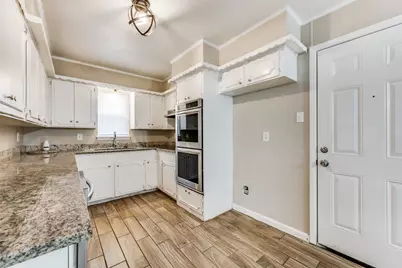 213 W Dorris Drive, Grand Prairie, TX 75051 - Photo 9