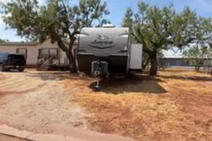 105 Seminole St, Tye, TX 79563 - Photo 29