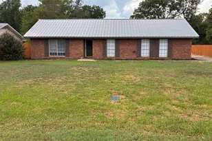 429 Davis St, Fairfield, TX 75840 - Photo 1