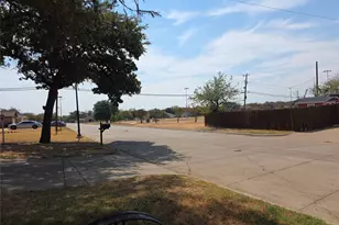2001 Carverly Dr, Fort Worth, TX 76112 - Photo 17