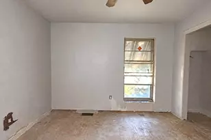 2001 Carverly Dr, Fort Worth, TX 76112 - Photo 9