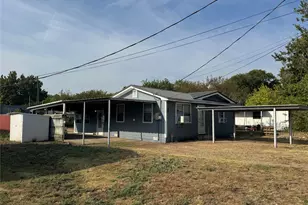 413 E Locust St, Whitewright, TX 75491 - Photo 13