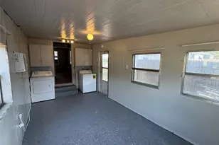 413 E Locust St, Whitewright, TX 75491 - Photo 9