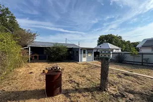 413 E Locust St, Whitewright, TX 75491 - Photo 11