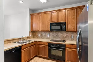 565 Legends Dr, Lewisville, TX 75057 - Photo 9