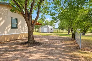 105 E Laura Ave, Quinlan, TX 75474 - Photo 3