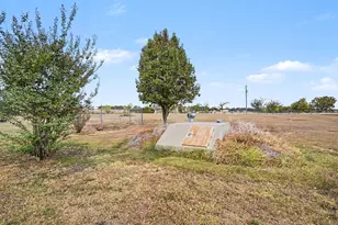 7445 County Rd 305, Grandview, TX 76050 - Photo 33