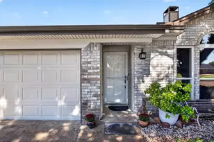203 Briarglen Dr, Cedar Hill, TX 75104 - Photo 5