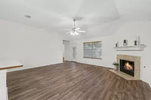 1235 Clearwater Dr, Grand Prairie, TX 75052 - Photo 7