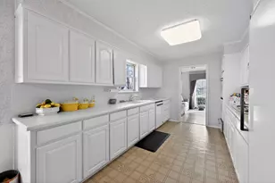 704 Castlewood Ln, Arlington, TX 76012 - Photo 9