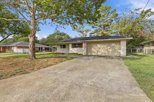 1111 Elmwood St, Gainesville, TX 76240 - Photo 1