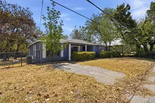 305 Miller St, Bowie, TX 76230 - Photo 3