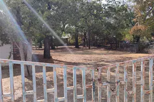 909 Live Oak St, Lake Bridgeport, TX 76426 - Photo 3