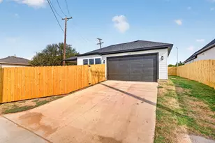 1664 W Wintergreen Rd, Lancaster, TX 75134 - Photo 33