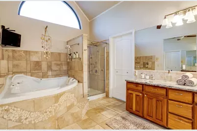 9812 Canyon Crest Circle, Irving, TX 75063 - Photo 11
