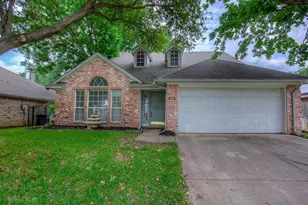 230 Brittany Dr, Euless, TX 76039 - Photo 3