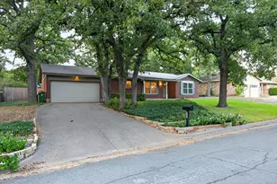 844 Woodcrest Dr, Hurst, TX 76053 - Photo 3