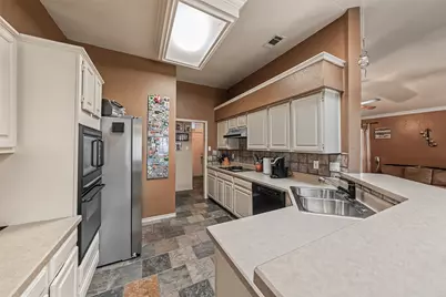 2722 Kingswood Boulevard, Grand Prairie, TX 75052 - Photo 9