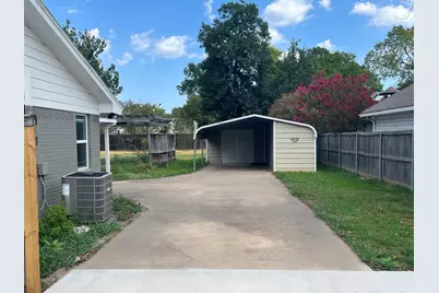 615 E Fairview Street, Blossom, TX 75416 - Photo 3