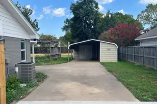 615 E Fairview St, Blossom, TX 75416 - Photo 3