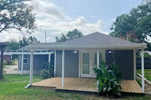 615 E Fairview St, Blossom, TX 75416 - Photo 5