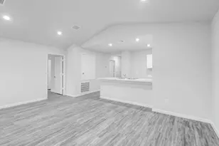 405 Cactus Ct, Granbury, TX 76048 - Photo 5