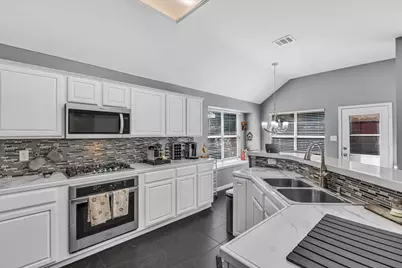 4825 Gloucester Drive, Grand Prairie, TX 75052 - Photo 13
