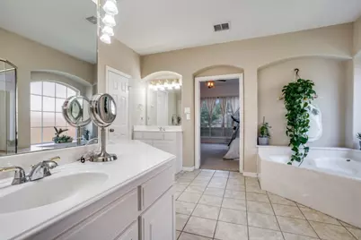 611 Creekwood Lane, Grand Prairie, TX 75052 - Photo 15