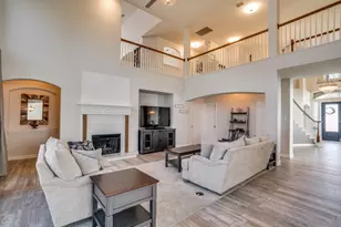 611 Creekwood Ln, Grand Prairie, TX 75052 - Photo 7