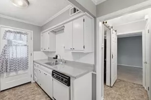 404 Hollyhill Ln, Denton, TX 76205 - Photo 9
