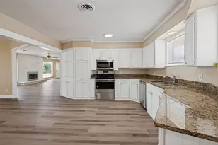 325 Crescent Dr, Grand Prairie, TX 75050 - Photo 11