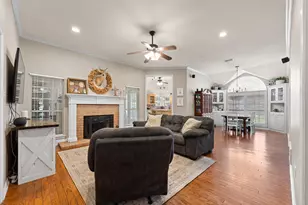 1618 Hyde Park Blvd, Cleburne, TX 76033 - Photo 5