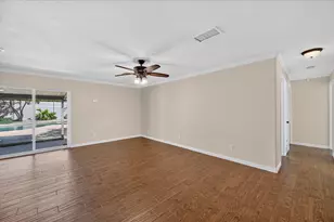 521 E Glendale St, Crowley, TX 76036 - Photo 5