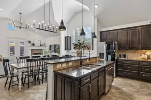 2403 Laguna Ln, Arlington, TX 76012 - Photo 11