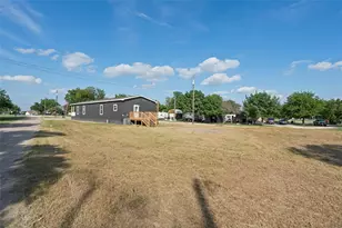 202 N 6th St, Mount Calm, TX 76673 - Photo 23