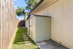 9735 Queenswood Ln, Dallas, TX 75238 - Photo 27