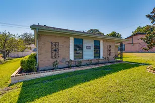 2714 Meadow Bluff Ln, Dallas, TX 75237 - Photo 3